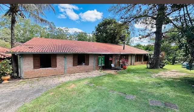 A casa colonial do Restaurante Sítio Doce Campo com gramado