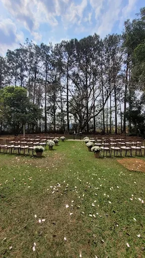 Cenário campestre para casamentos e cerimônias ao ar livre no gramado do Sítio Doce Campo