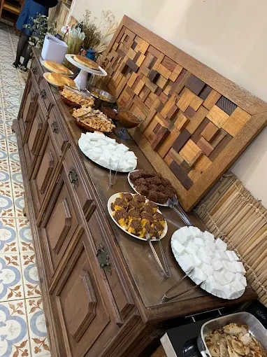 Mesa de sobremesas da roça com compoteira de doce de abóbora caseiro com coco, doce de leite em tacho de cobre e queijo fresco