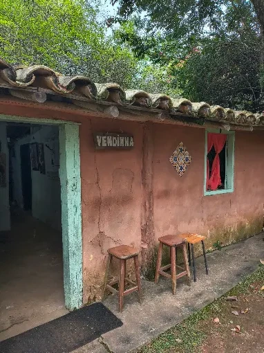 Acervo histórico caipira com lampiões, pilão e moedor de café no mini museu rural